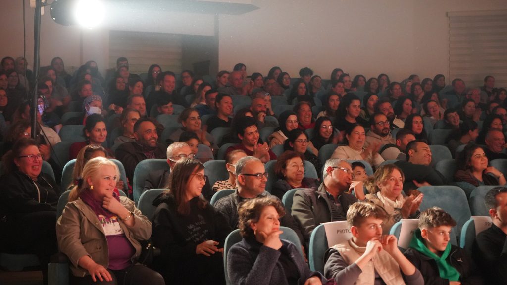 DELİRİR MİSİN?" OYUNU TARSUSLU SEYİRCİLERİ KAHKAHALARA BOĞDU!