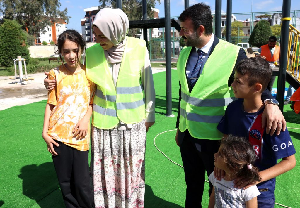 AHMET KAYA PARKI YENİLENİYOR, ÇOCUKLAR GÜVENLİ OYUN ALANLARINA KAVUŞUYOR