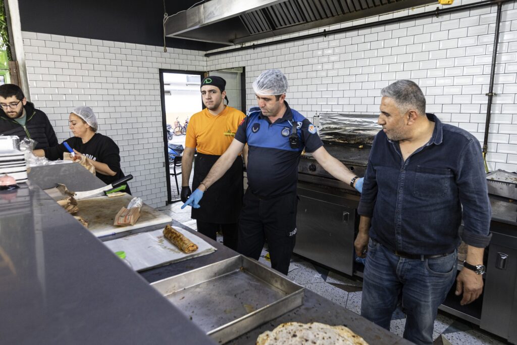 MEZİTLİ ZABITA EKİPLERİNDEN HALK SAĞLIĞI İÇİN TİTİZ DENETİM